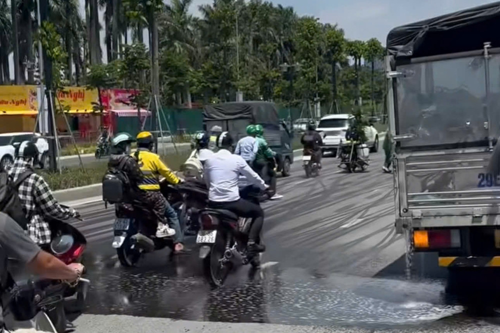 500 lít dầu tràn ra đường gây cảnh trượt ngã ở Hà Nội, cảnh sát truy tìm tài xế
