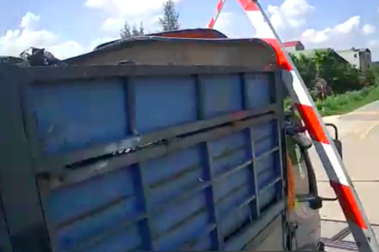 Bản tin cuối ngày 4/9: Nam thanh niên cố thủ, tông thẳng 4 xe công an để bỏ chạy