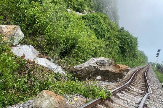 Bản tin chiều 4/9: Tảng đá khổng lồ lăn từ đỉnh núi làm biến dạng đường ray sắt