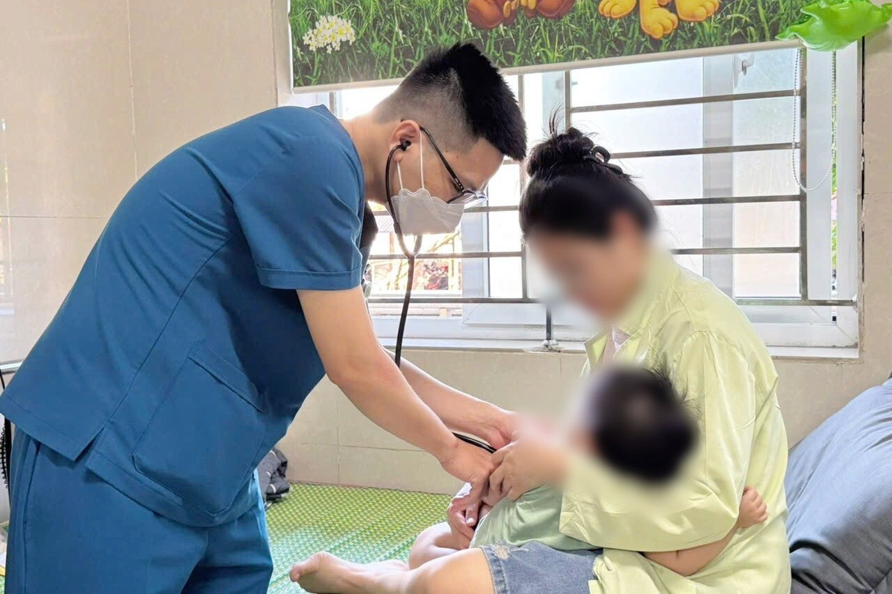 Bố cho con gái 8 tháng tuổi uống nhầm thuốc nhỏ mũi