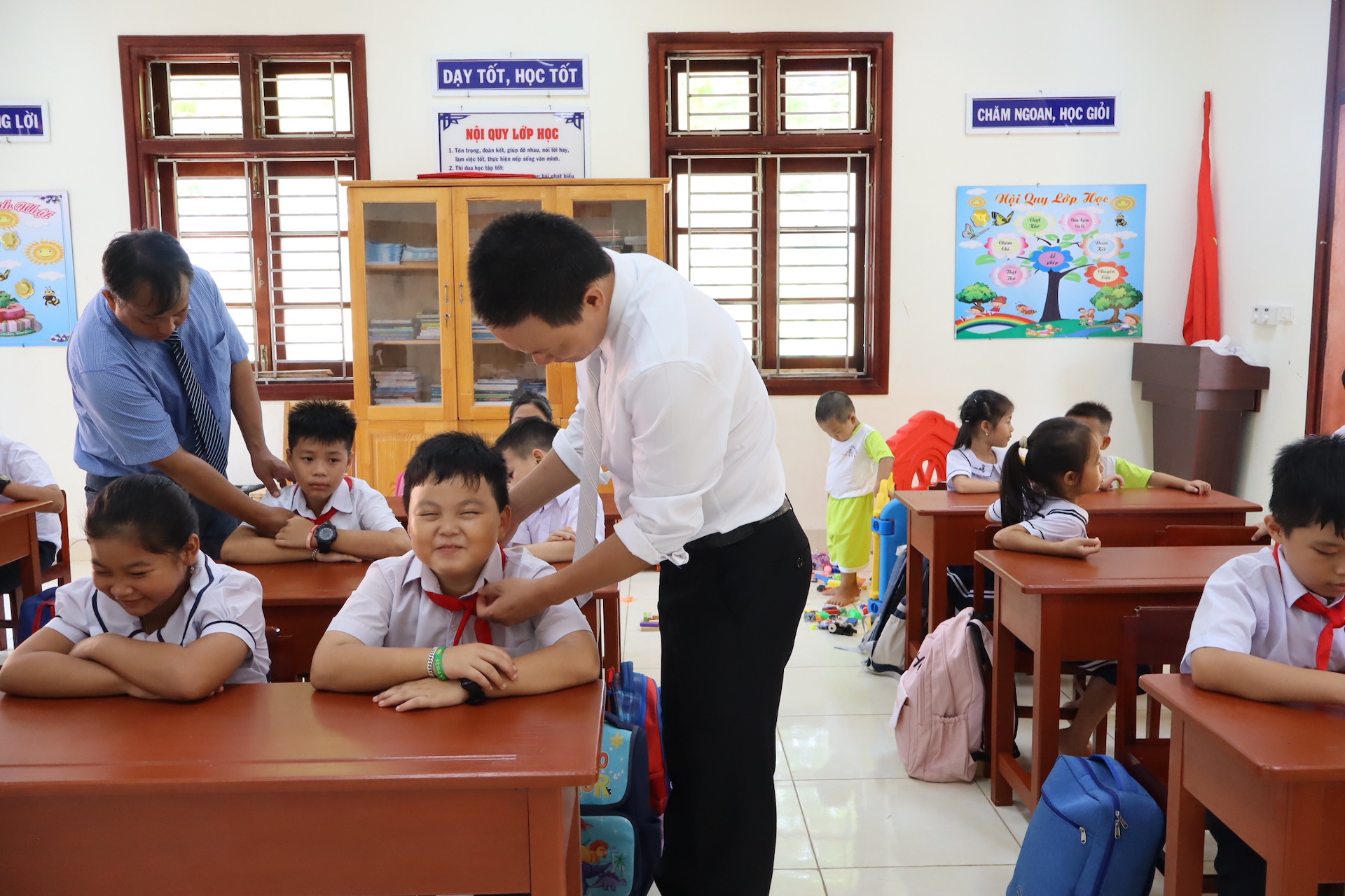 Các thầy chăm lo cho các học trò đầu năm học.JPG