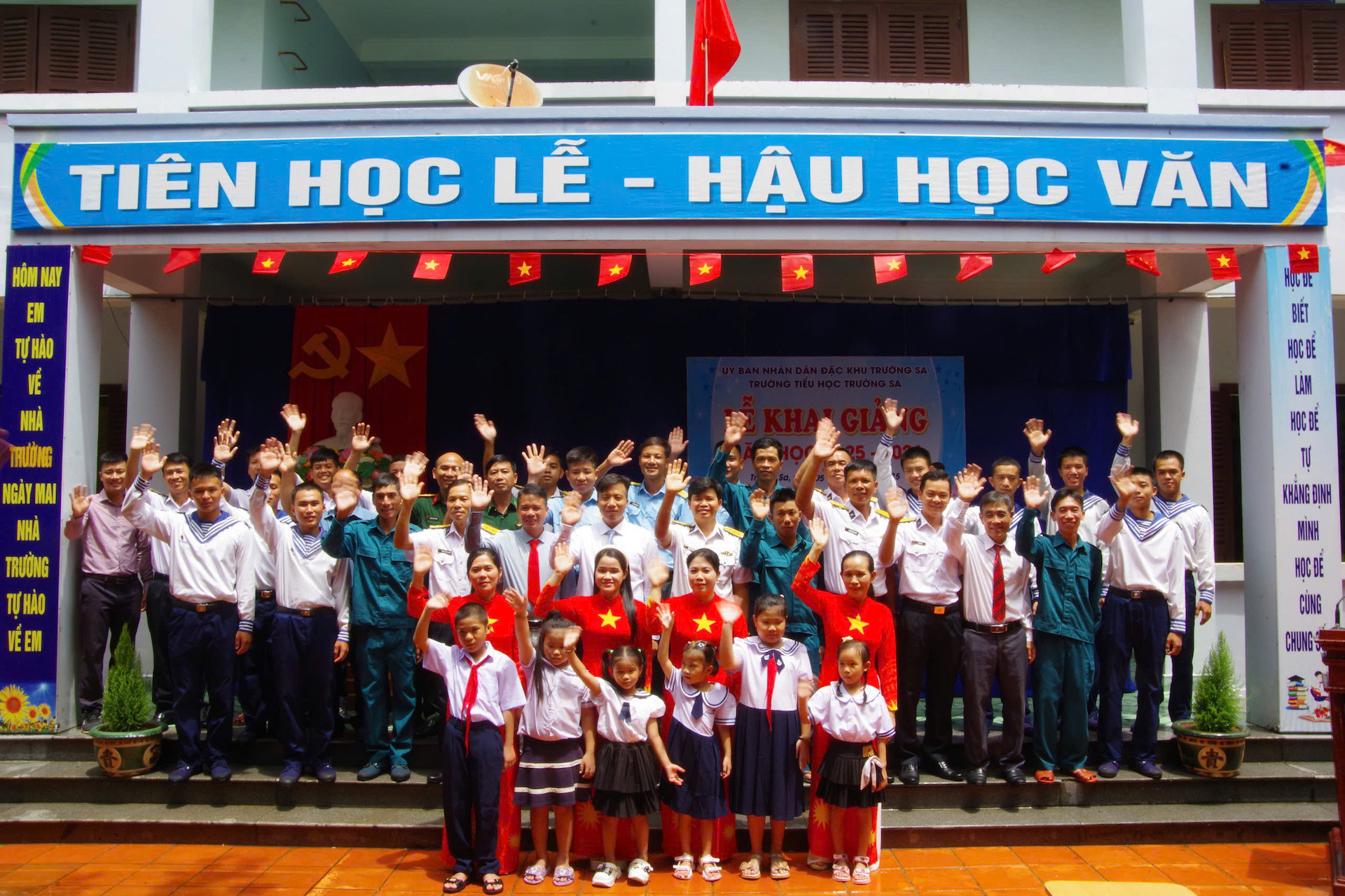 Cán bộ, chiến sĩ, nhân dân và các cháu trên đảo Trường Sa chào đón năm học mới.jpg