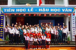 Cán bộ, chiến sĩ, nhân dân và các cháu trên đảo Trường Sa chào đón năm học mới.jpg