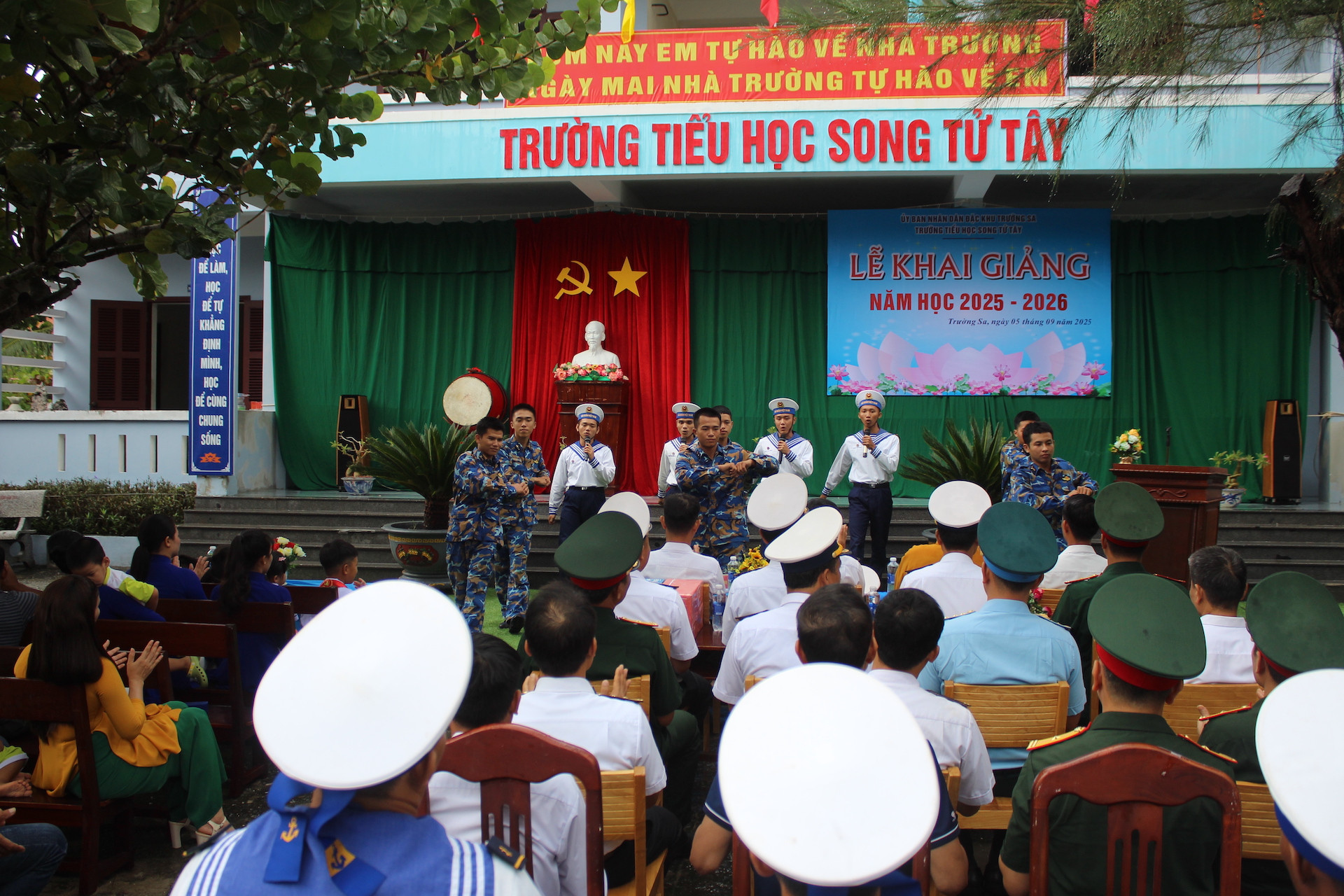 Cán bộ chiến xsix bieur diễn nhân lễ Khai giảng.JPG