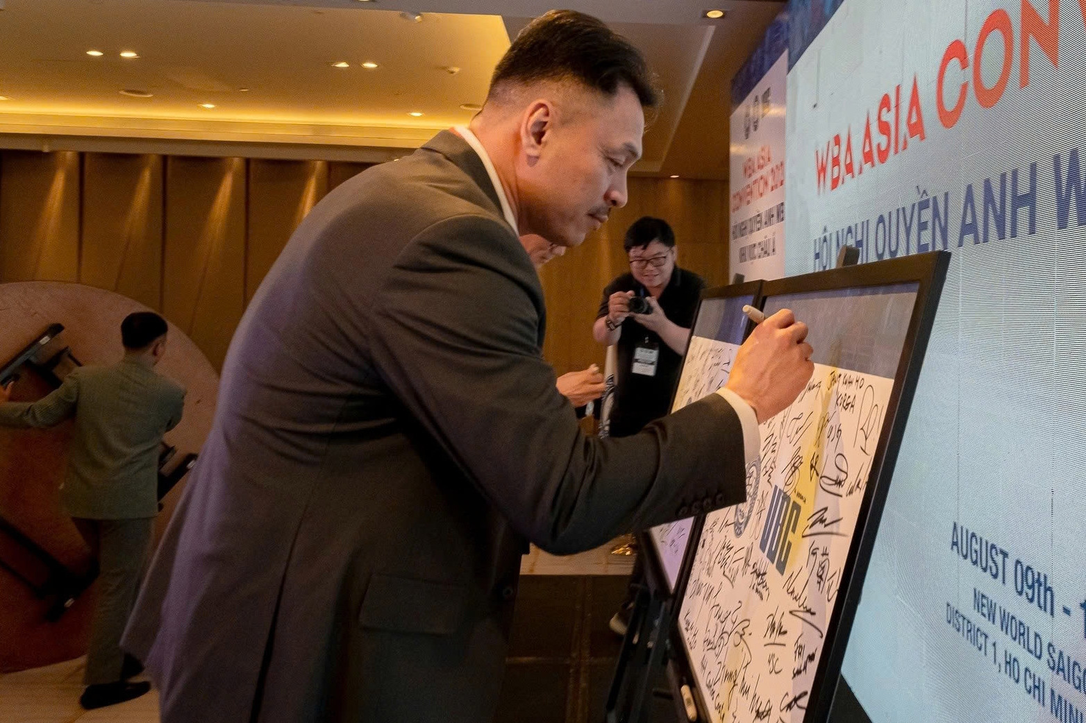 Chủ tịch Liên đoàn Quyền Anh 'biệt tăm' ở Mỹ, VBF chính thức lên tiếng