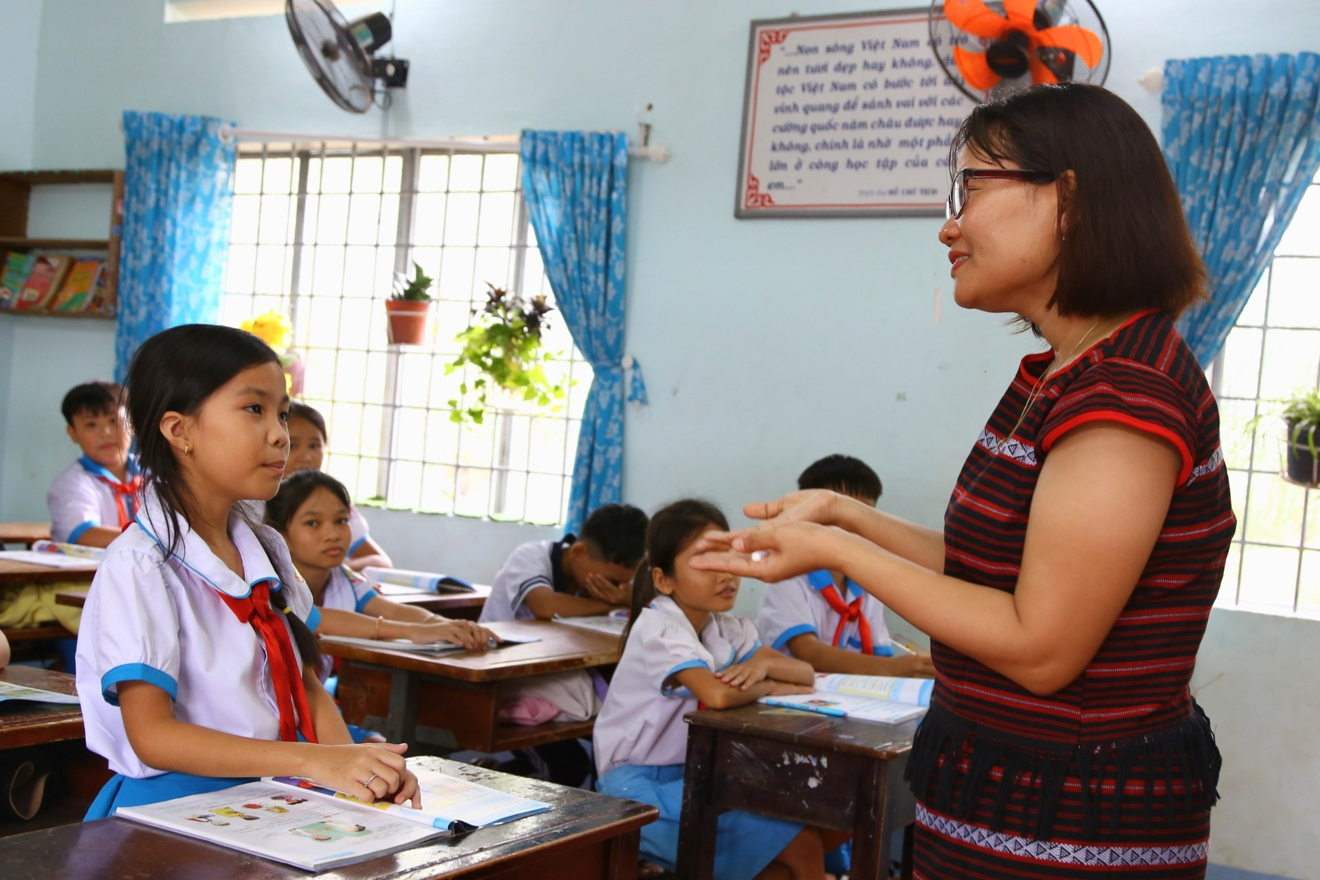 Cô gái Chơ Ro từng bị bố bắt nghỉ học, nay là giáo viên tiếng Anh