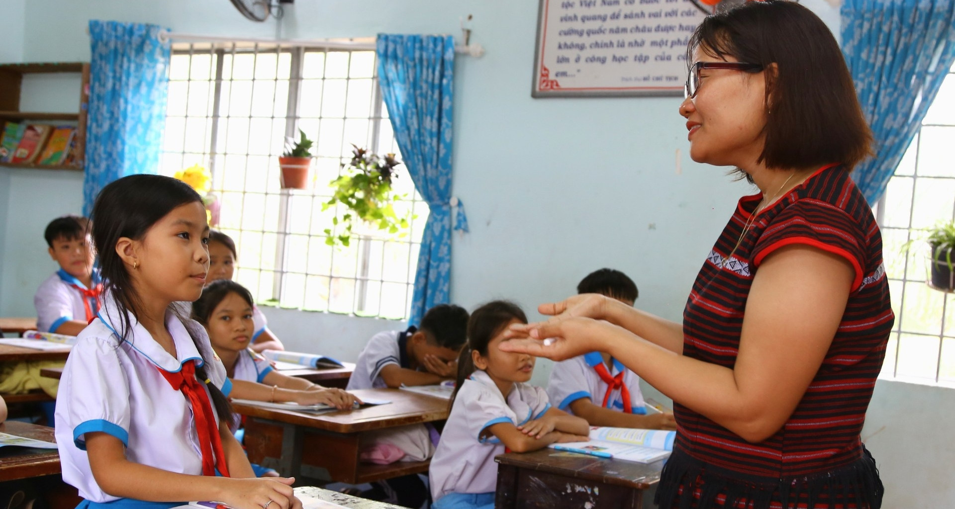 Cô giáo dân tộc Chơ Ro từng bị bố bắt nghỉ học, nay là giáo viên tiếng Anh