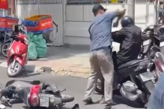 Công an truy tìm kẻ gây hấn, đánh người trên đường ở TPHCM