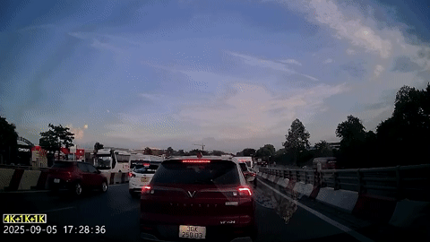Clip xe container bất ngờ tông hàng loạt ô tô con trên cầu vượt ở Hà Nội