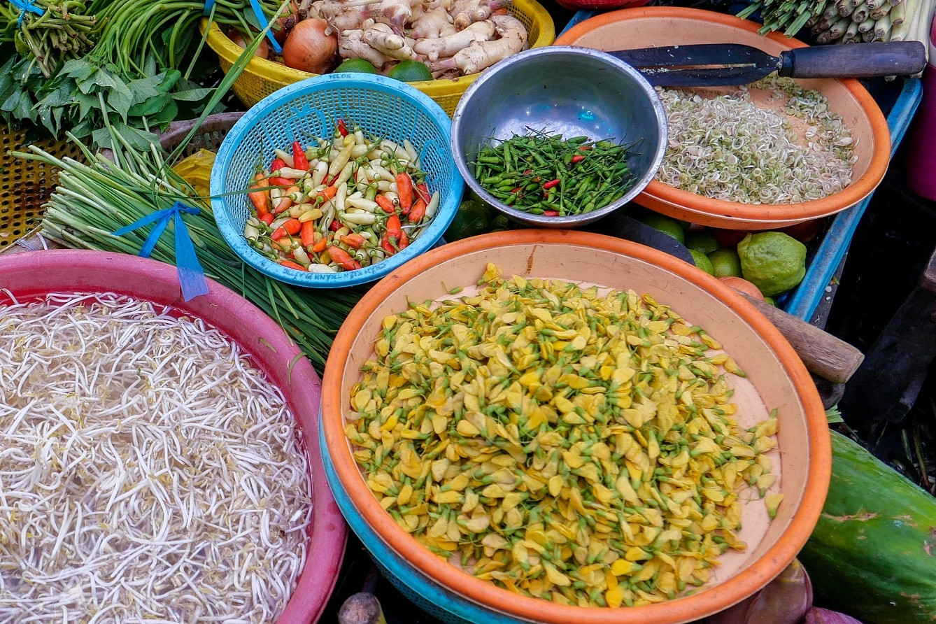 Đặc sản miền Tây mùa nước nổi, bà con soi đèn hái trong đêm, nấu lẩu thơm ngon