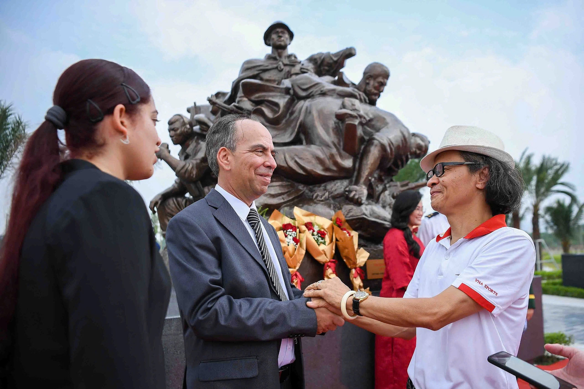 Đại sứ bùi ngùi nắm tay nhà điêu khắc bức tượng tình đoàn kết Việt Nam - Cuba