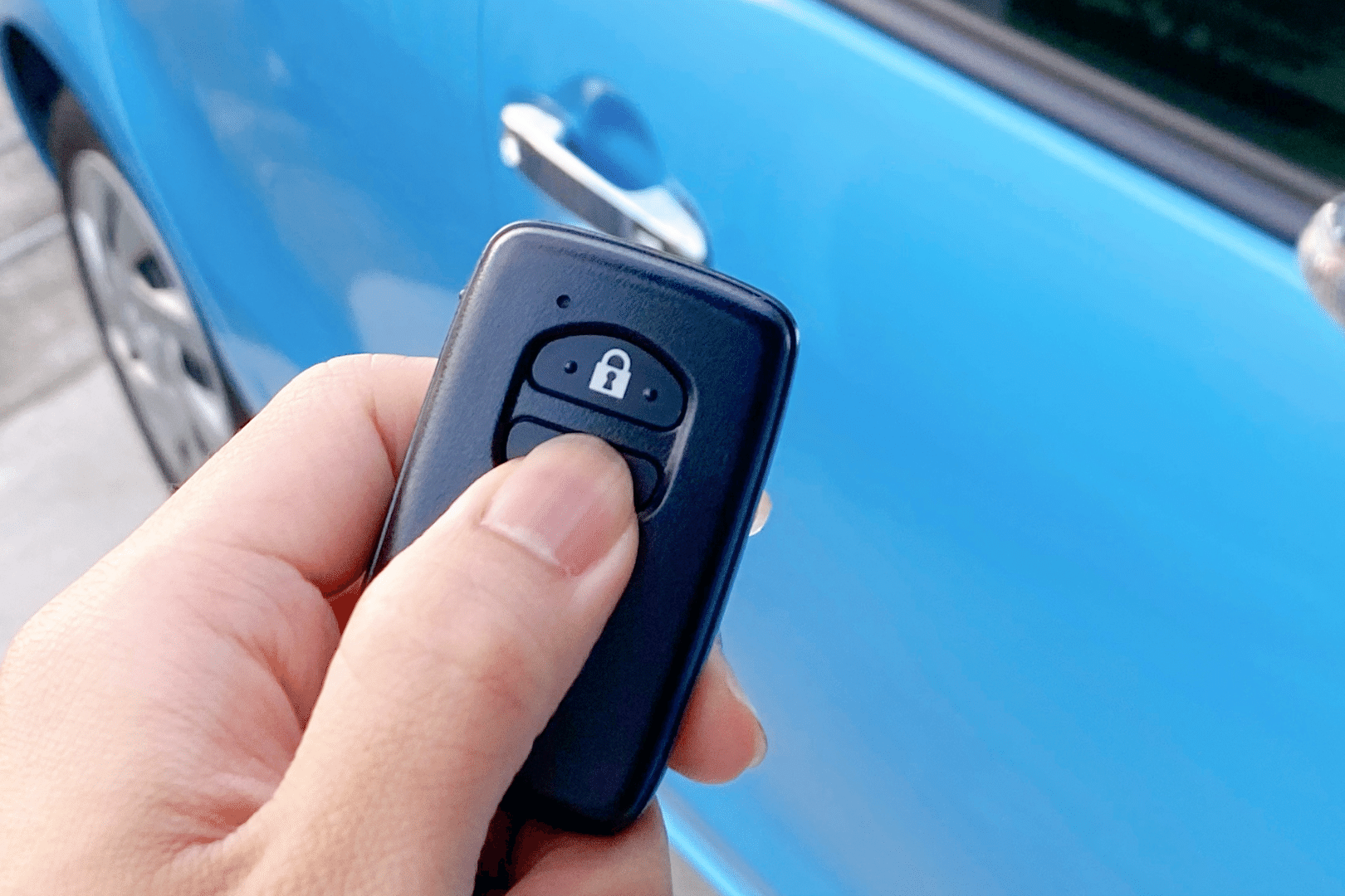 Dấu hiệu pin chìa khóa ô tô sắp hết và cách thay pin nhanh tại nhà