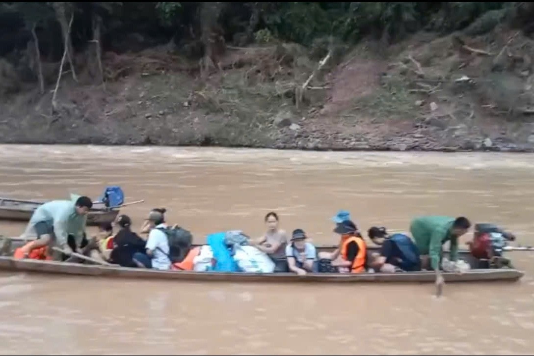 Đường bị lũ cuốn trôi, gian nan cảnh học sinh vượt ghềnh đá đi khai giảng
