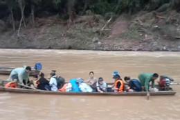 Đường bị lũ cuốn trôi, gian nan cảnh học sinh vượt ghềnh đá đi khai giảng