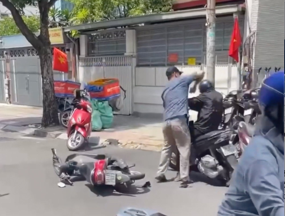 hanh hung nguoi 1.png