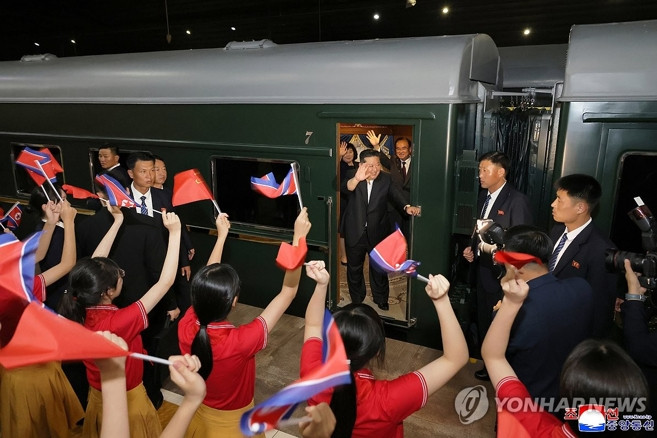 Hình ảnh Chủ tịch Triều Tiên Kim Jong Un lên tàu bọc thép rời khỏi Trung Quốc