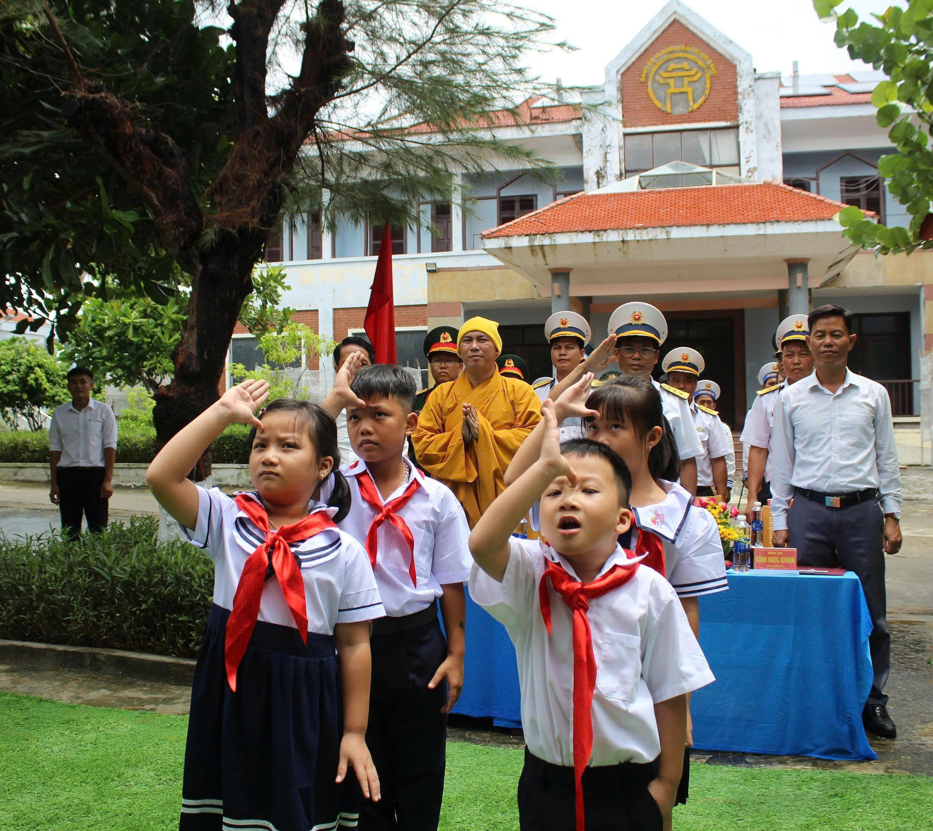 Học sinh Đặc khu Trường Sa cất tiếng hát Quốc ca.jpg