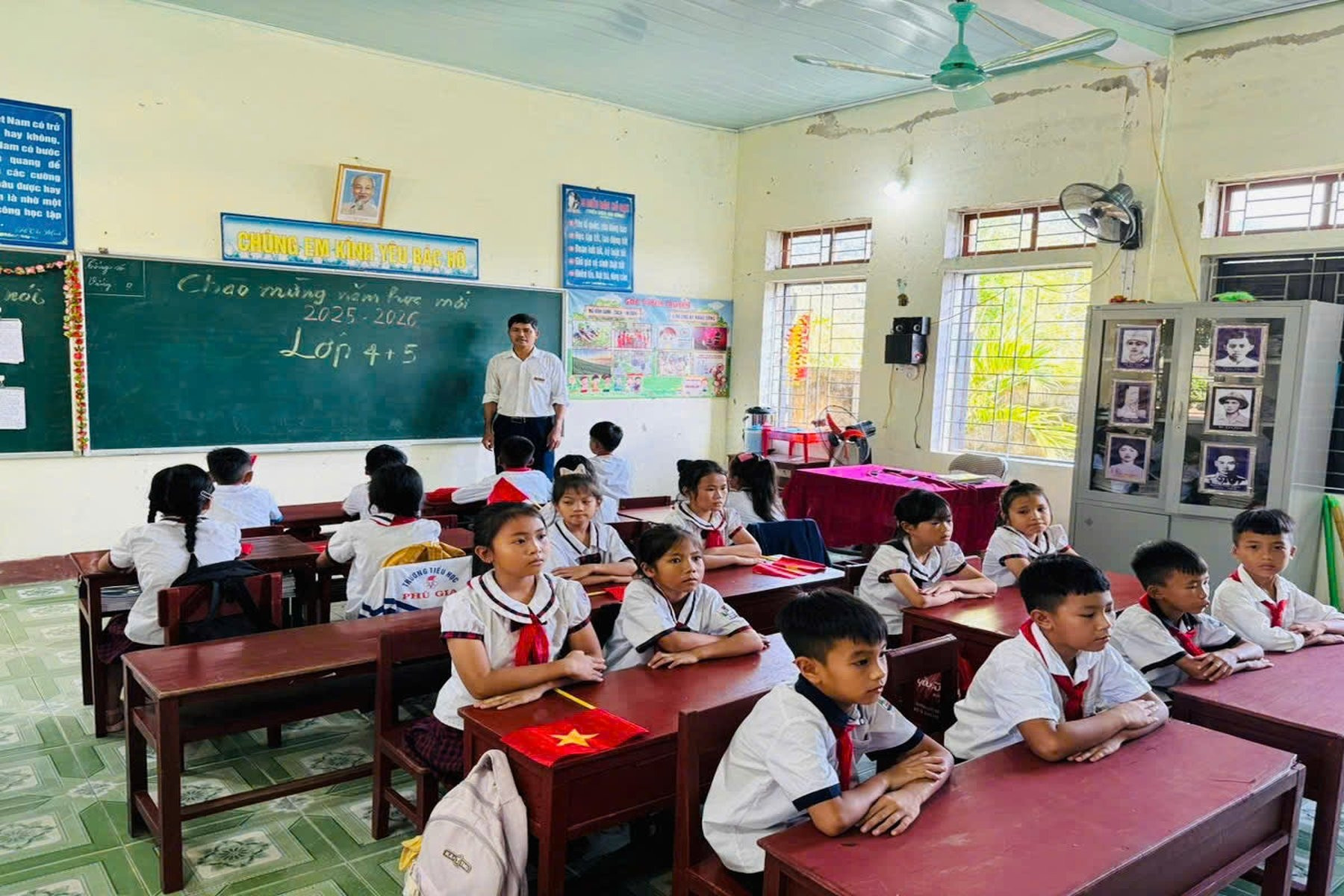 Khai giảng đặc biệt giữa đại ngàn, nơi chỉ có 34 em ngồi học dựa lưng vào nhau