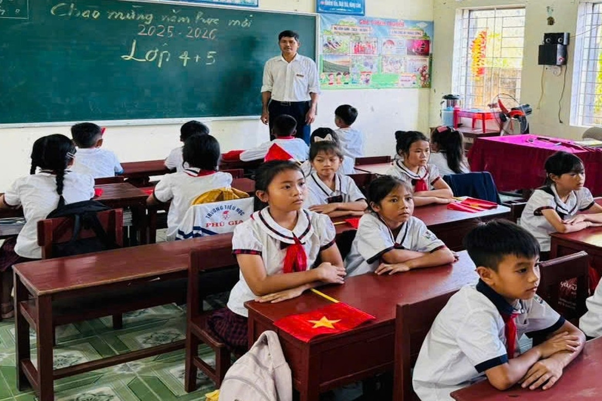 Khai giảng đặc biệt giữa đại ngàn, nơi chỉ có 34 em ngồi học dựa lưng vào nhau