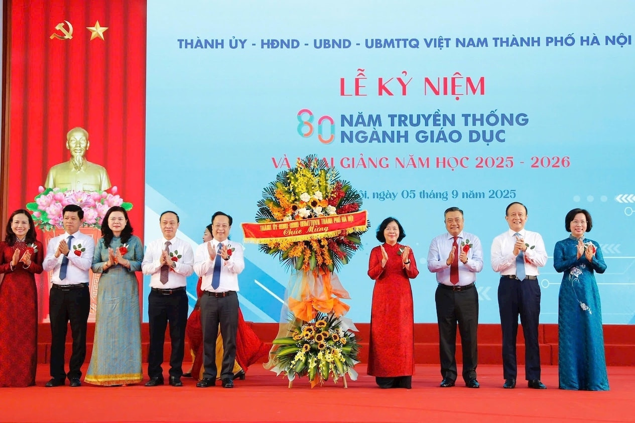 Lãnh đạo TP Hà Nội dự lễ khai giảng tại Trường THPT Phan Huy Chú