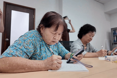 Người trẻ mở lớp dạy công nghệ, kỹ năng tránh lừa đảo cho người cao tuổi