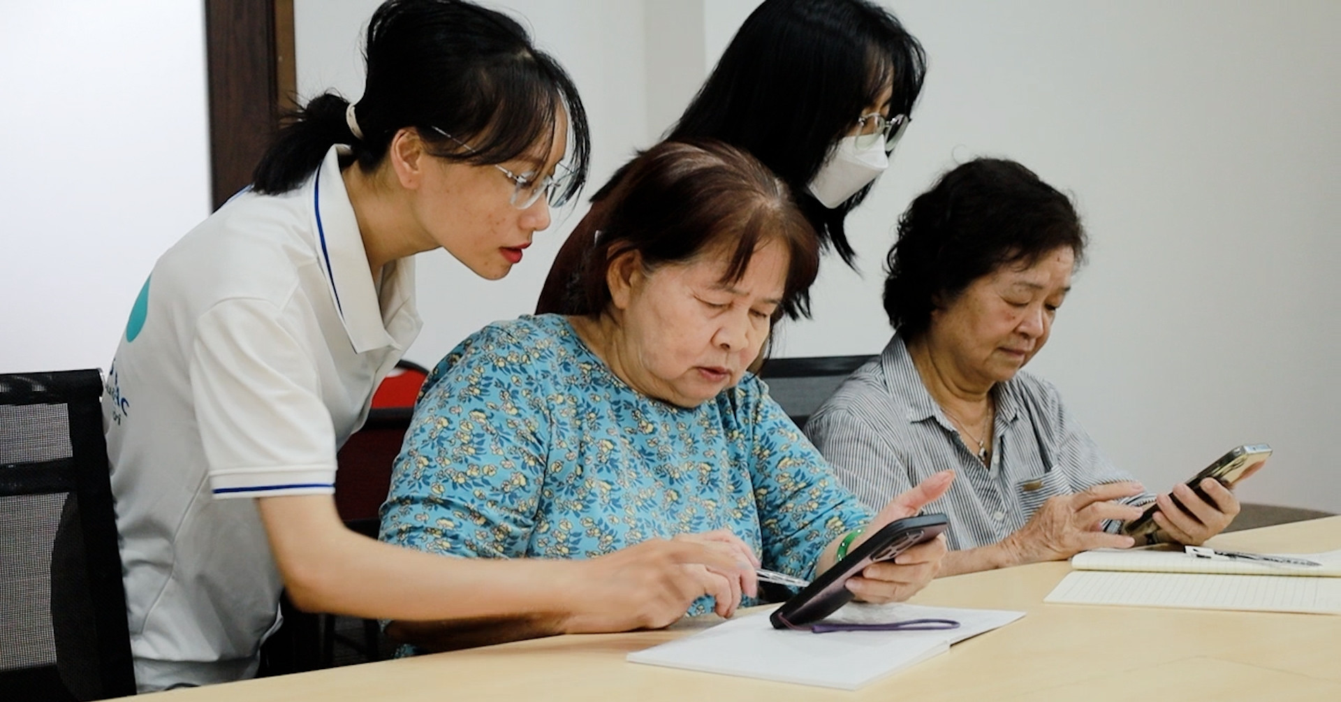 Người trẻ mở lớp dạy công nghệ, kỹ năng tránh lừa đảo cho người cao tuổi