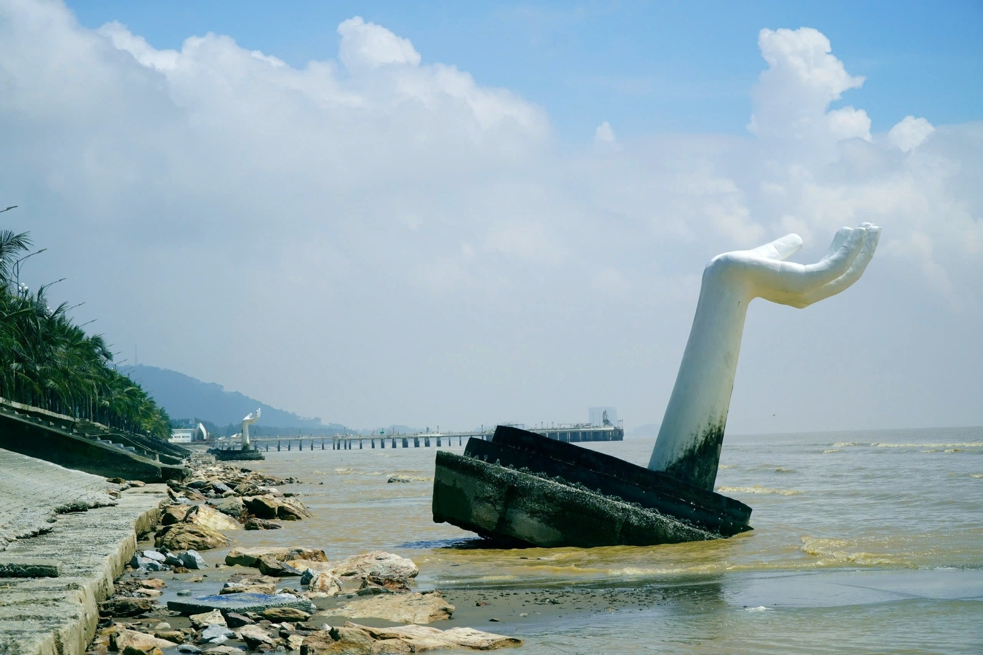 Những cánh tay 'khổng lồ' hút khách chụp ảnh ở Thanh Hóa bị bão xô nghiêng