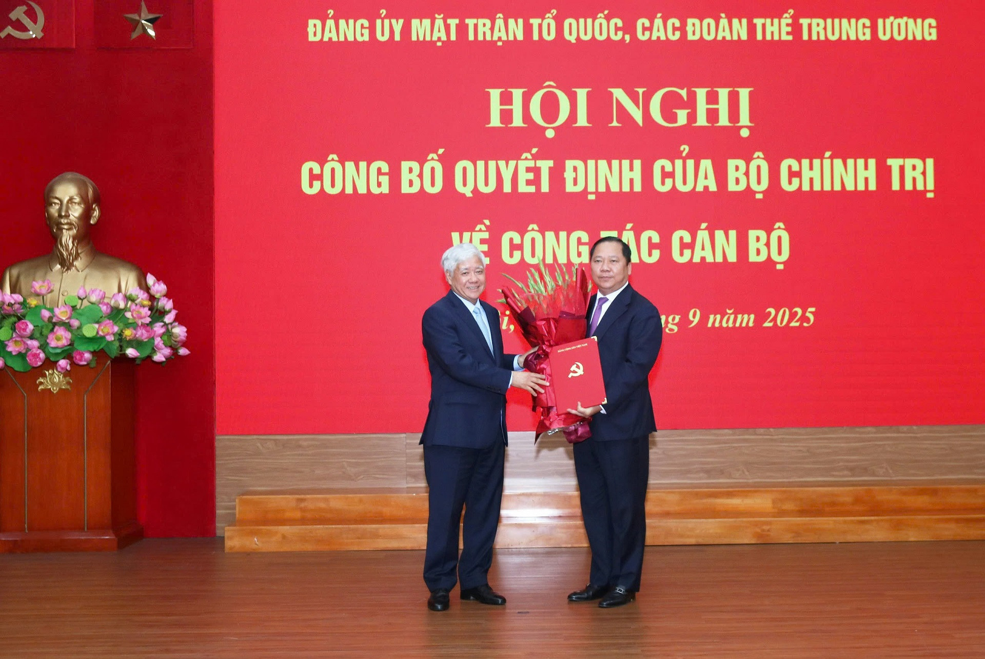 Ong Chien trao QD cho ong Long.jpg