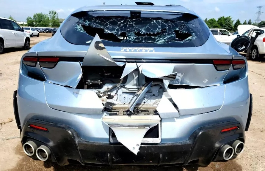 Siêu SUV Ferrari Purosangue nát bét sau tai nạn, rao bán giá 'bèo' trên mạng