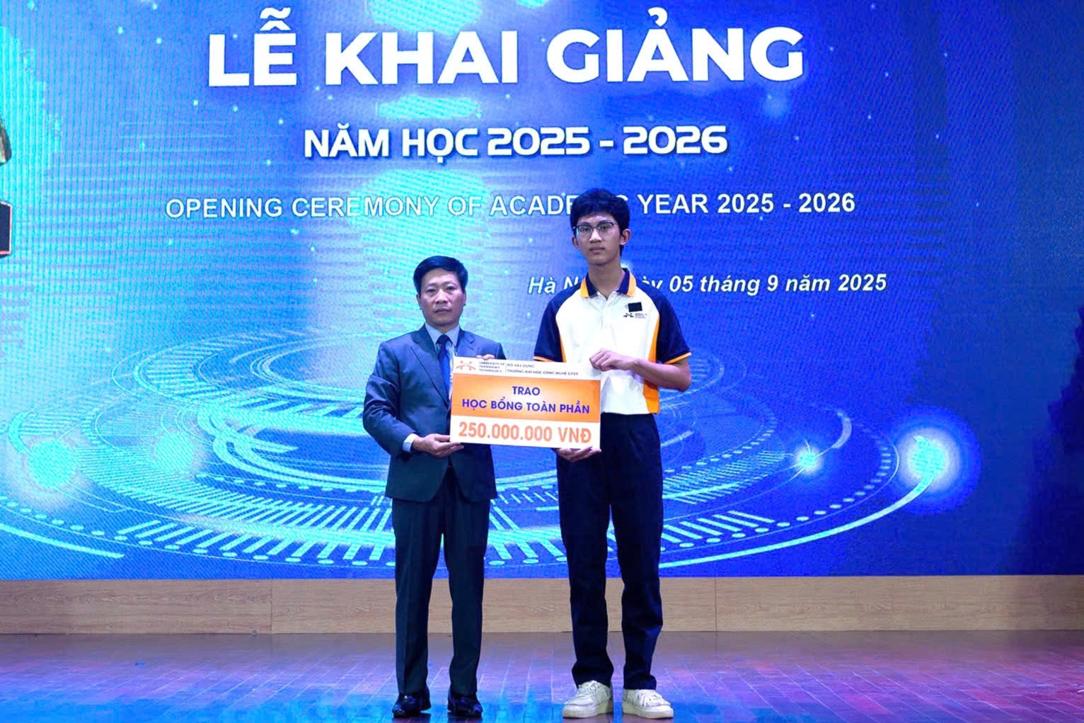 Tân sinh viên là nạn nhân vụ lật tàu ở vịnh Hạ Long được tặng học bổng 250 triệu đồng