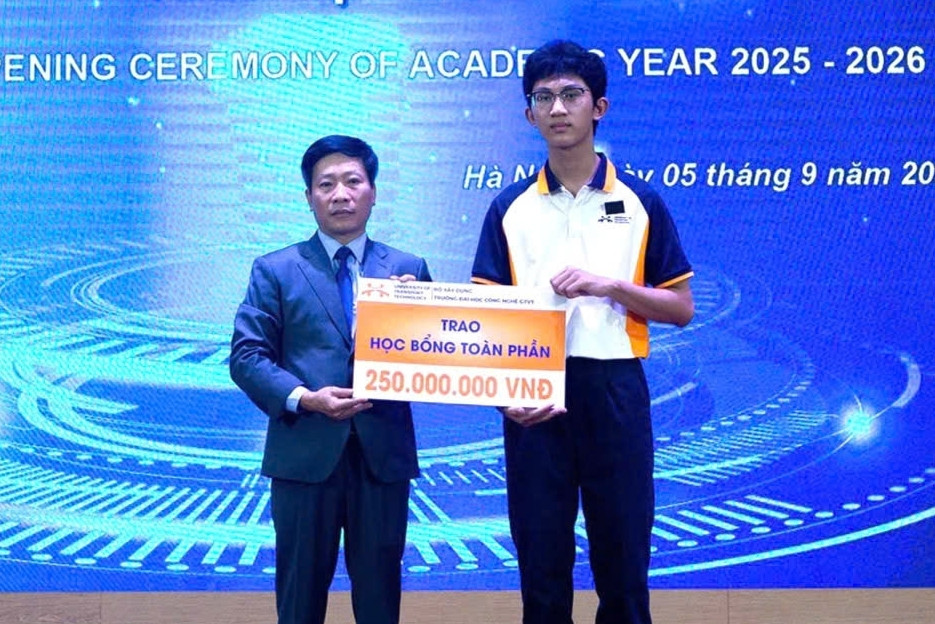 Tân sinh viên là nạn nhân vụ lật tàu ở vịnh Hạ Long được tặng học bổng 250 triệu đồng