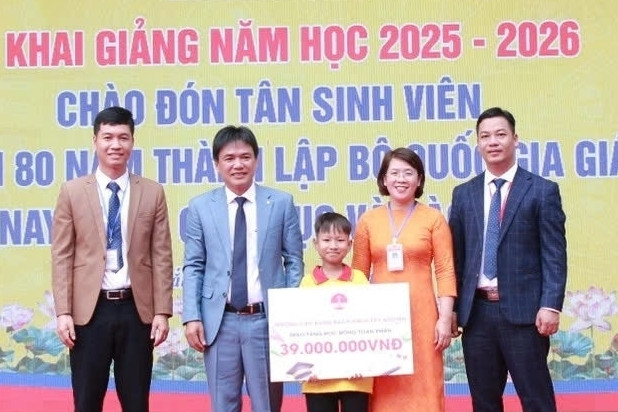 Tân sinh viên 'tí hon' nhận học bổng toàn phần ngày khai giảng