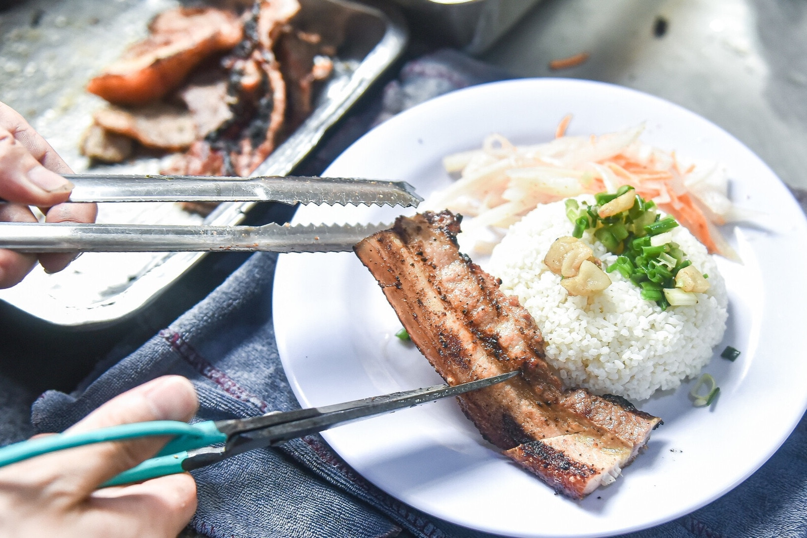 Thói quen khi ăn cơm 'bức tử' đường tiêu hóa