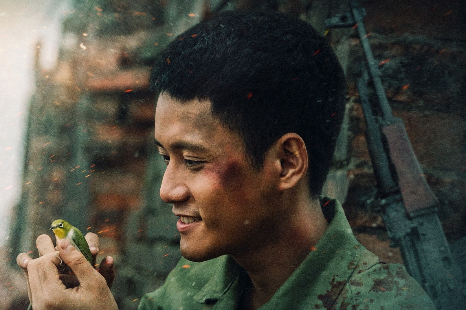 Tiến sát 500 tỷ, 'Mưa đỏ' đánh bại 'Lật mặt 7' với doanh thu cao thứ 2 lịch sử