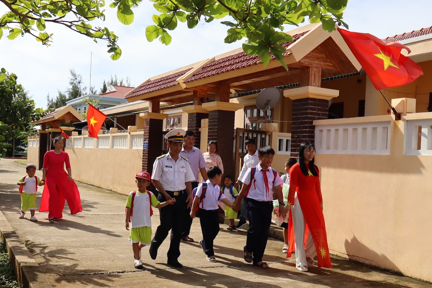 Tiếng trống trường ngân vang nơi đồng phục học sinh hoà vào màu xanh áo lính