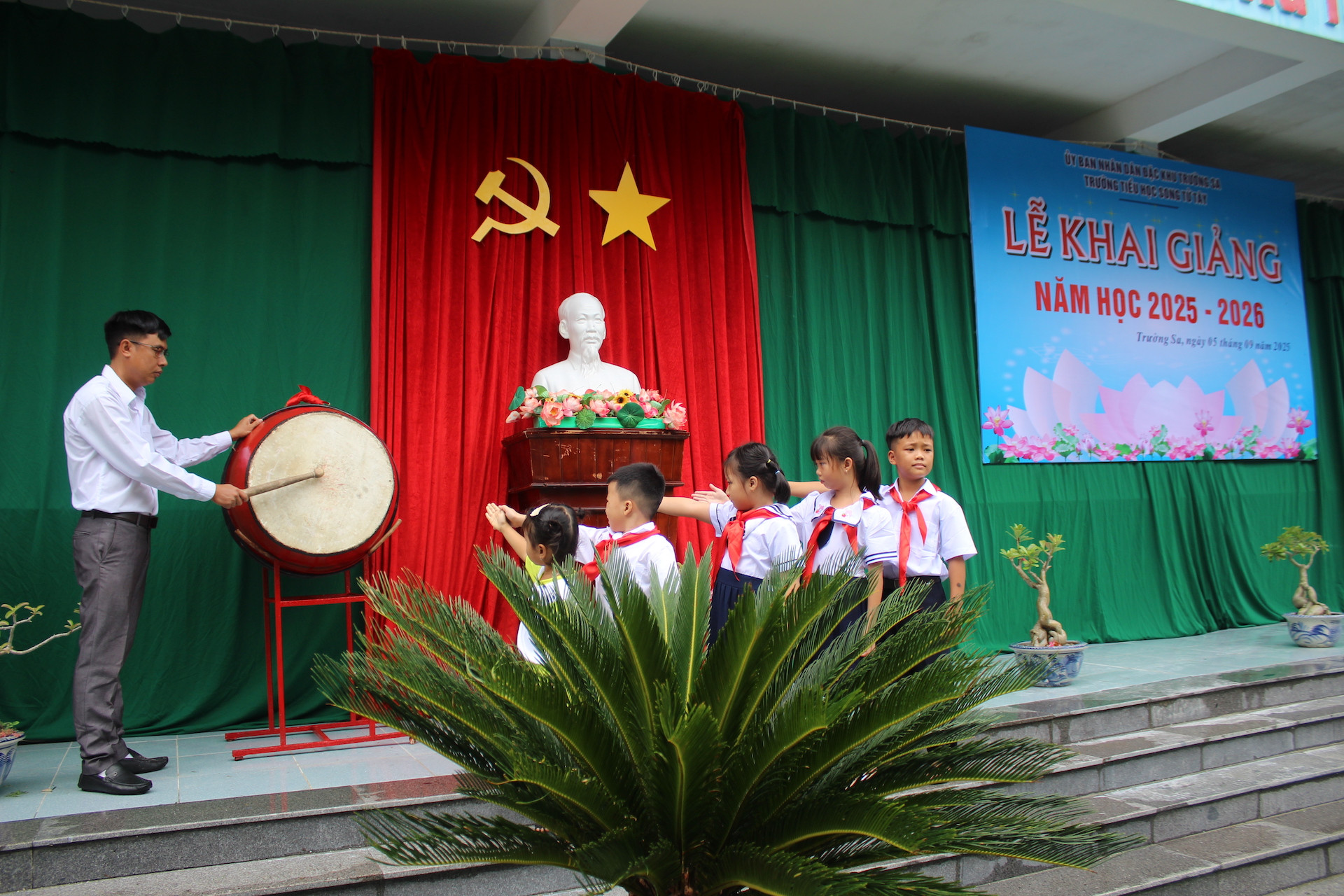 tiếng trống trường từ đảo Sơn Tử Tây.JPG