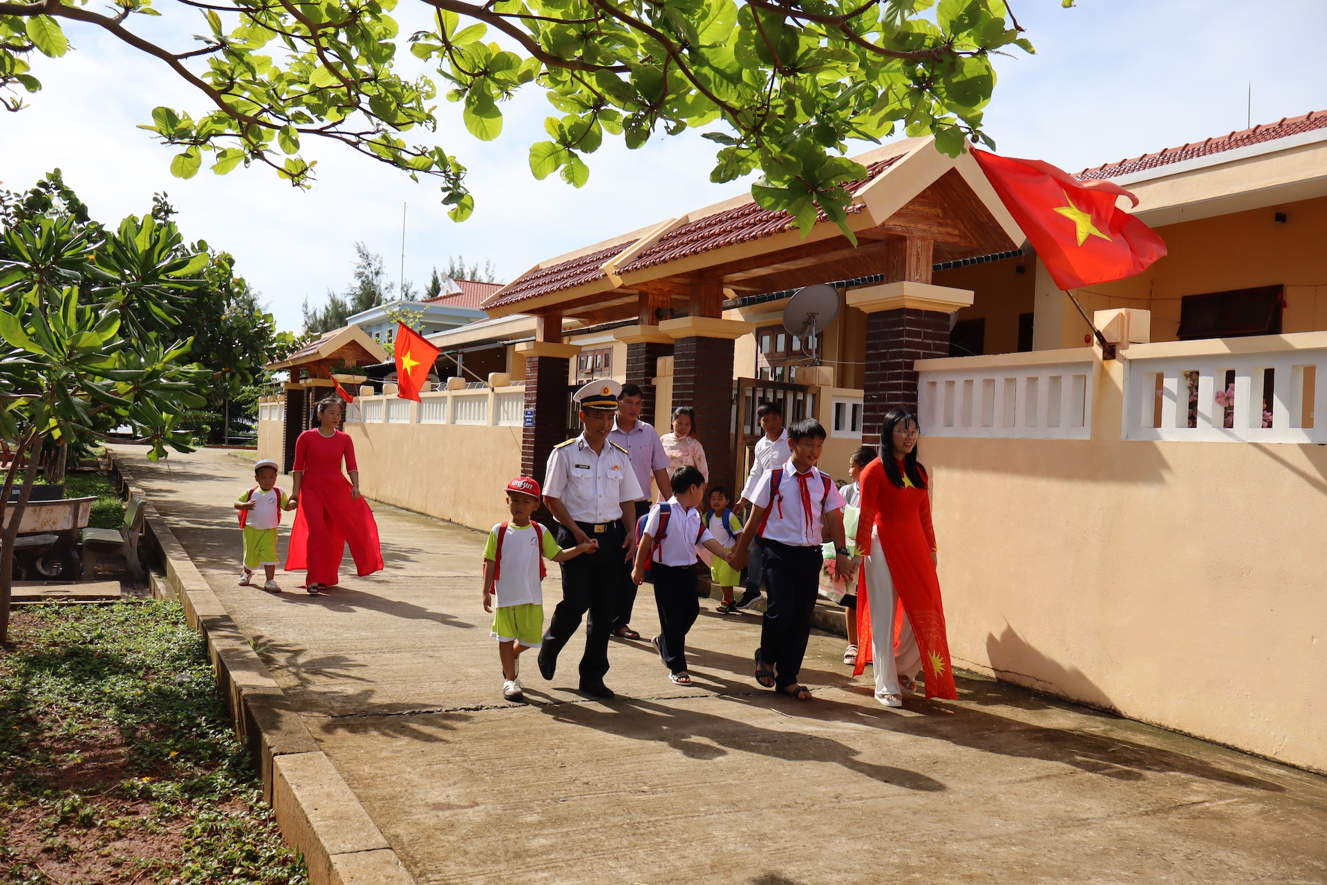 Tung tăng tới trường trên đảo Đá Tây.JPG