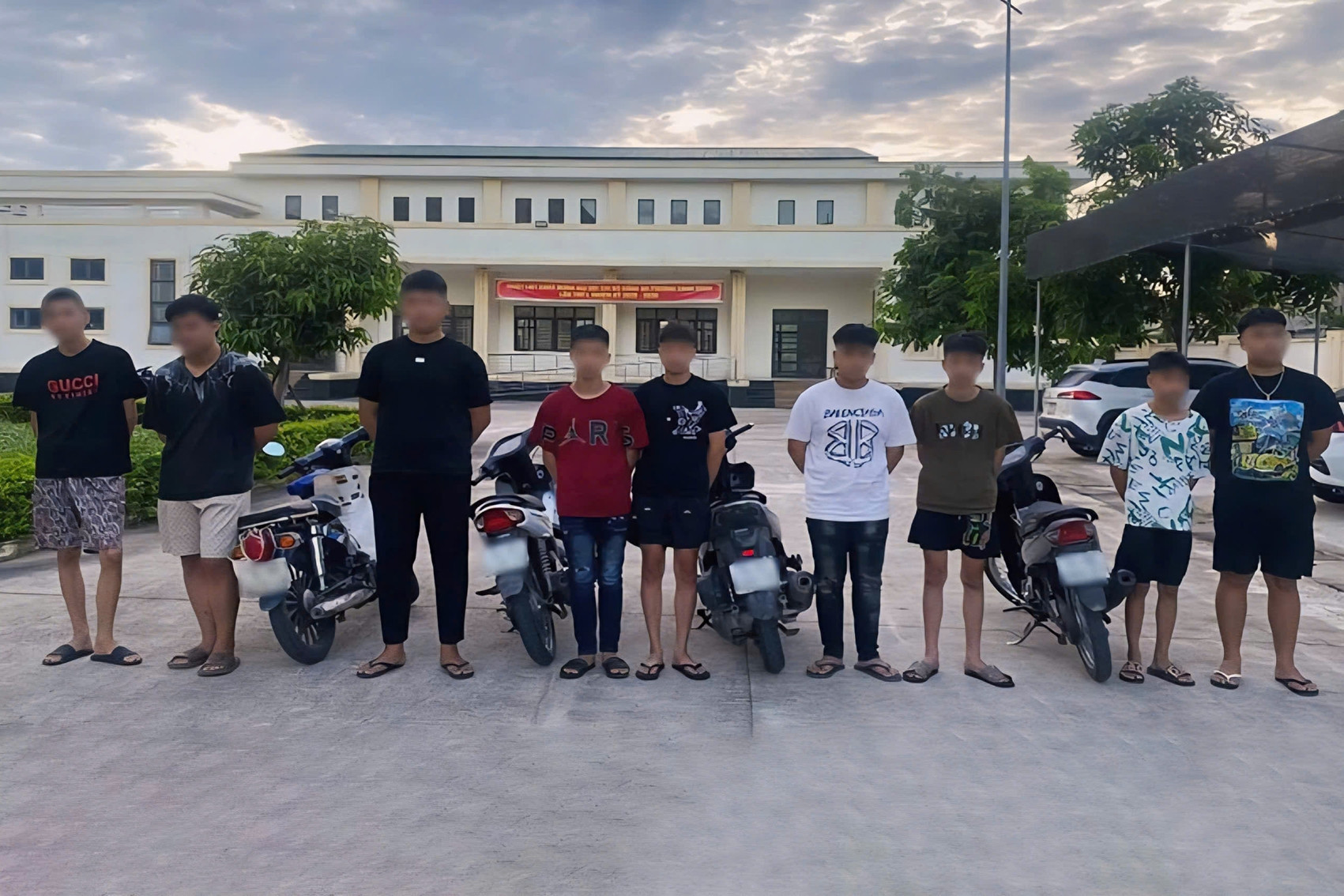Diễn biến mới vụ thiếu niên 16 tuổi bị đánh co giật gần cổng trường đại học