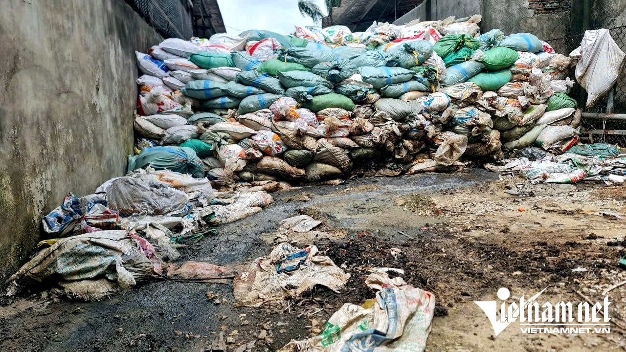 w a3nguoi dan thanh hoa buc xuc 2500.jpg