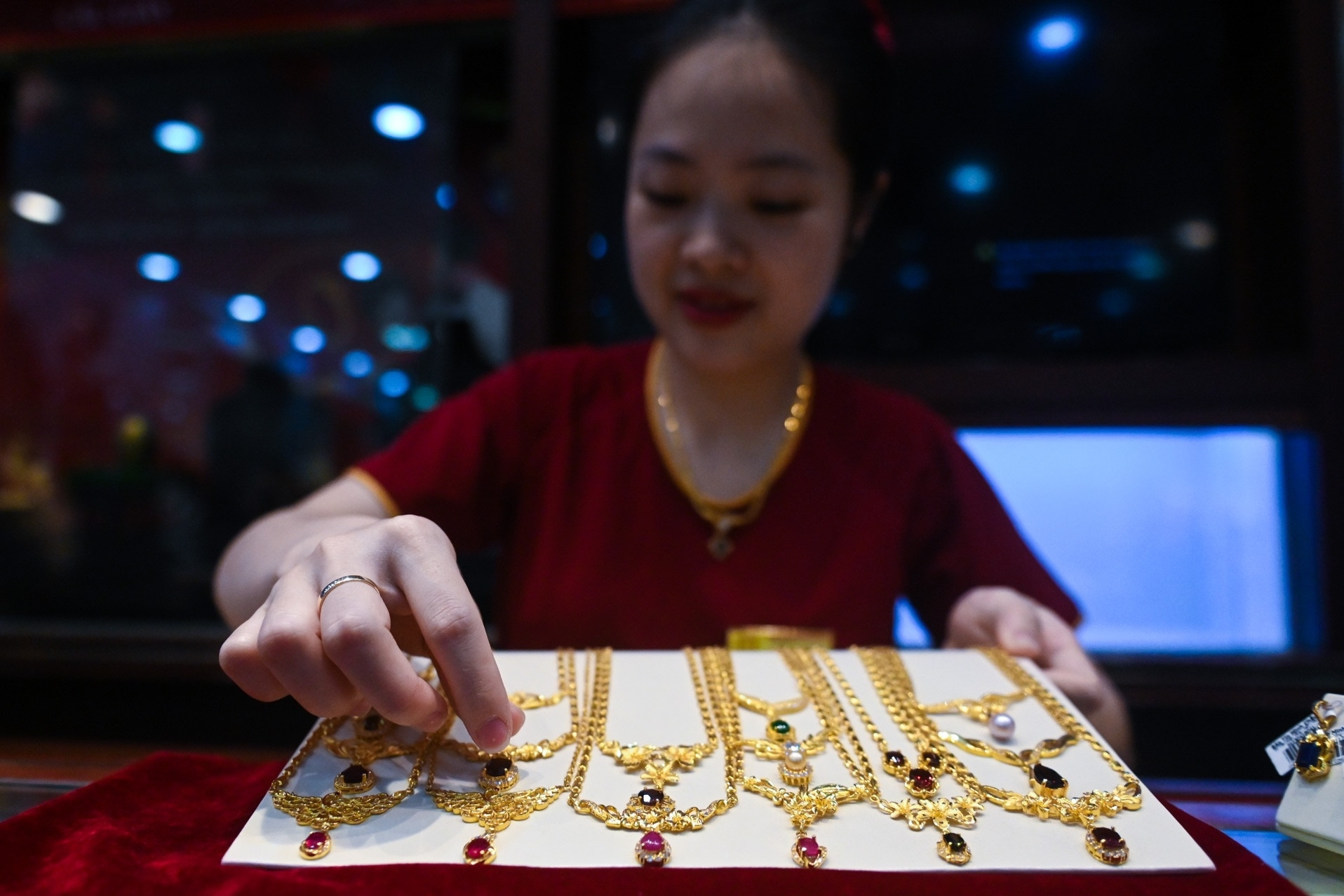 Giá vàng hôm nay 7/9/2025: Vàng SJC vẫn tăng cao, thế giới lên đỉnh mới