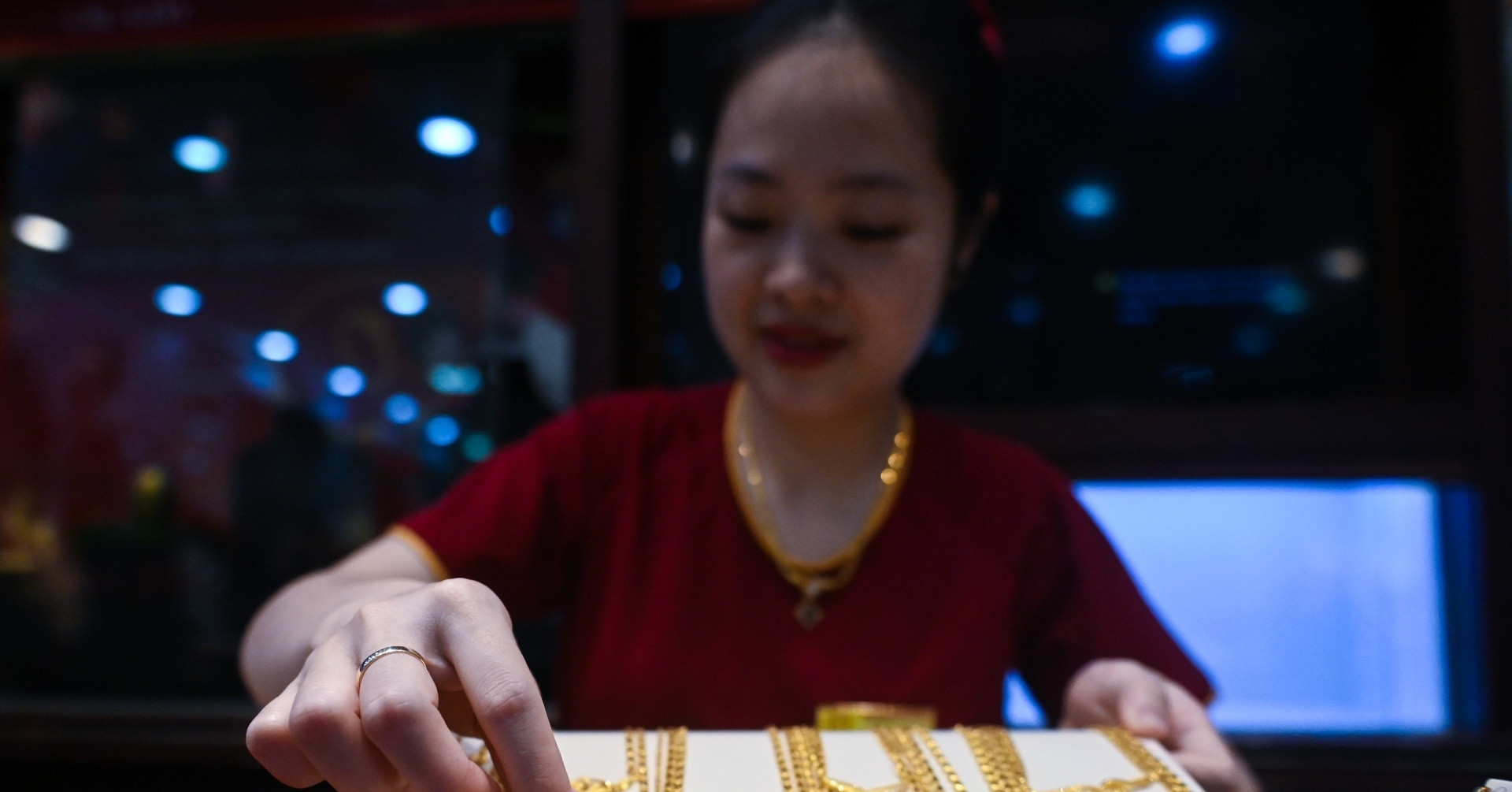 Giá vàng hôm nay 7/9/2025: Vàng SJC vẫn tăng cao, thế giới lên đỉnh mới