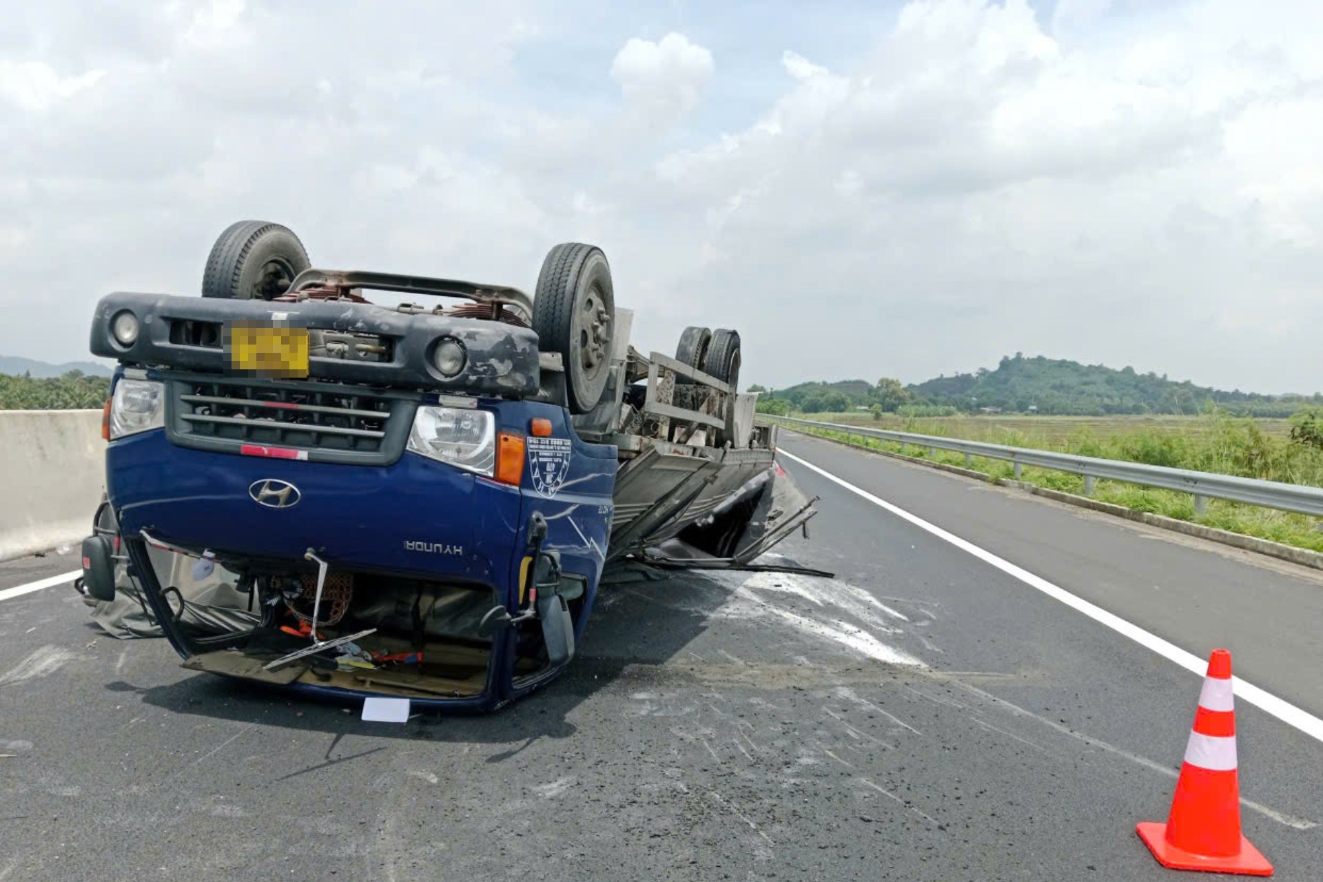 Bản tin chiều 6/9: Xe tải ngửa bụng trên cao tốc, tài xế bò ra ngoài thoát thân