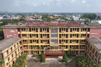 Cận cảnh xót xa của ngôi trường 10 năm không khai giảng