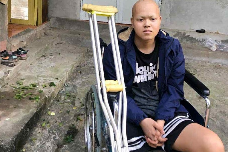 Cậu bé 17 tuổi mắc ung thư xương ước mơ có chân giả để đến trường