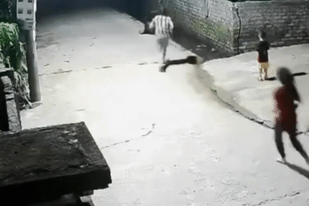 Clip bé 4 tuổi ‘giải cứu’ em trai đuối nước khiến triệu người thót tim