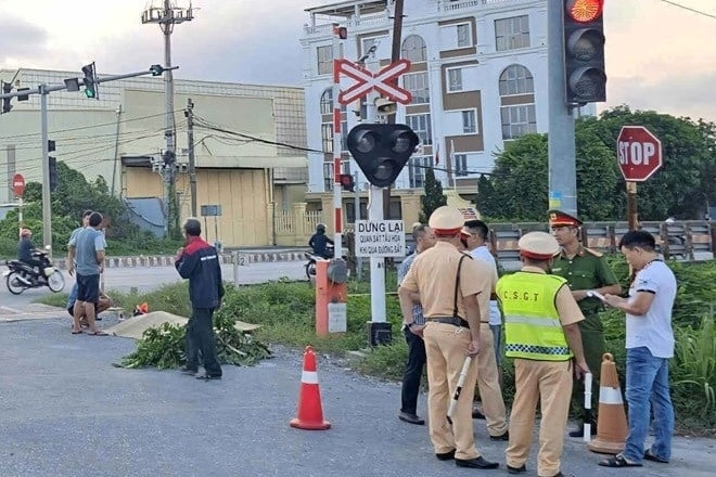 Cố băng qua đường sắt khi gác chắn đã hạ, người đàn ông ở Ninh Bình bị tàu hất văng