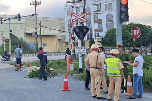 Cố băng qua đường sắt khi gác chắn đã hạ, người đàn ông ở Ninh Bình bị tàu hất văng