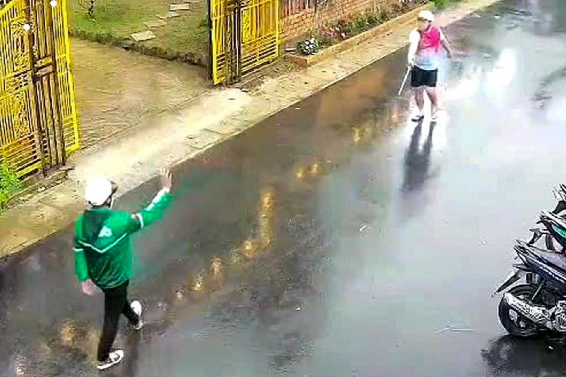 Danh tính nữ cán bộ phường chặn đánh người giữa đường, camera ghi lại toàn bộ vụ việc