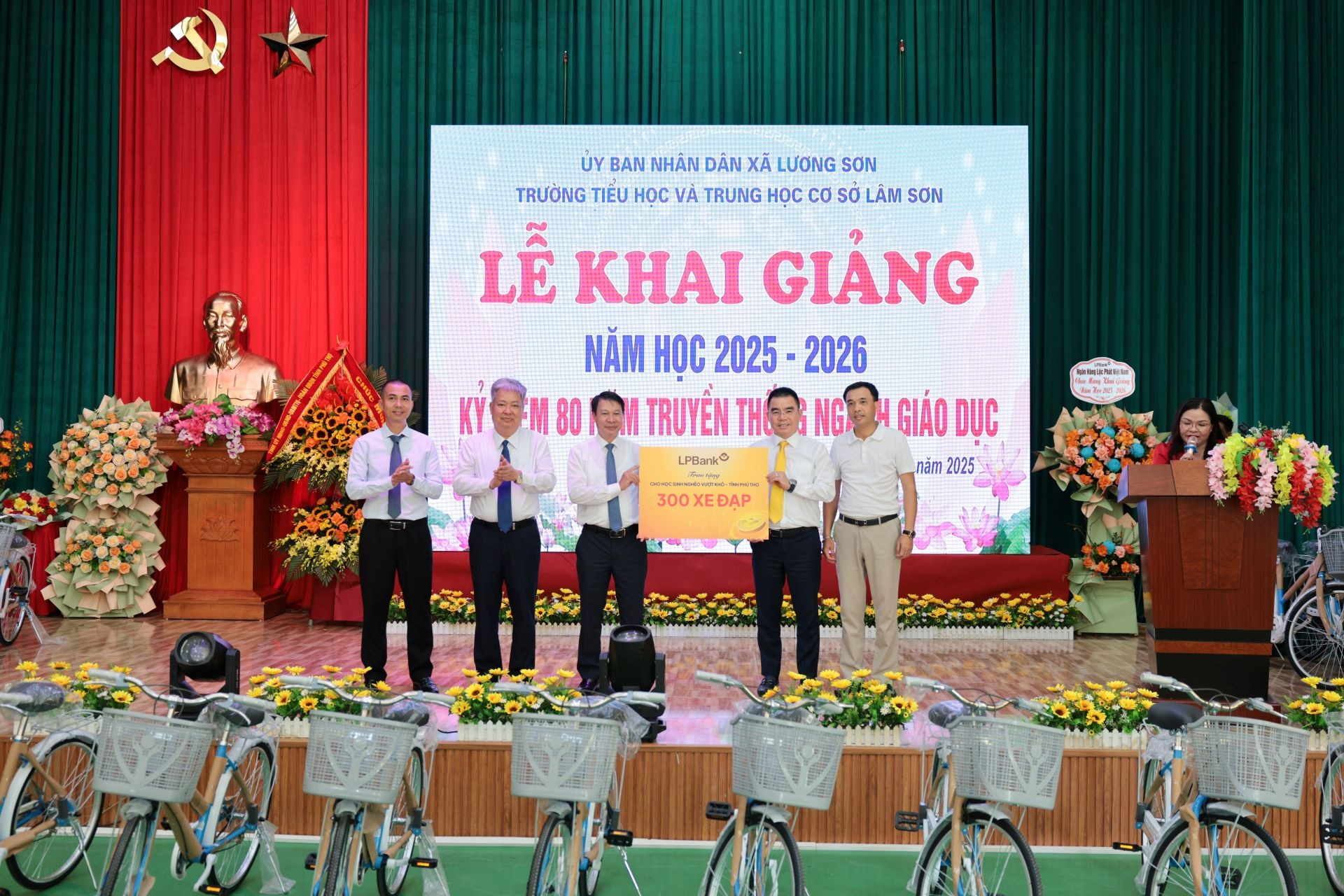 Hành trình chắp cánh ước mơ: LPBank tặng xe đạp cho 300 học sinh nghèo Phú Thọ