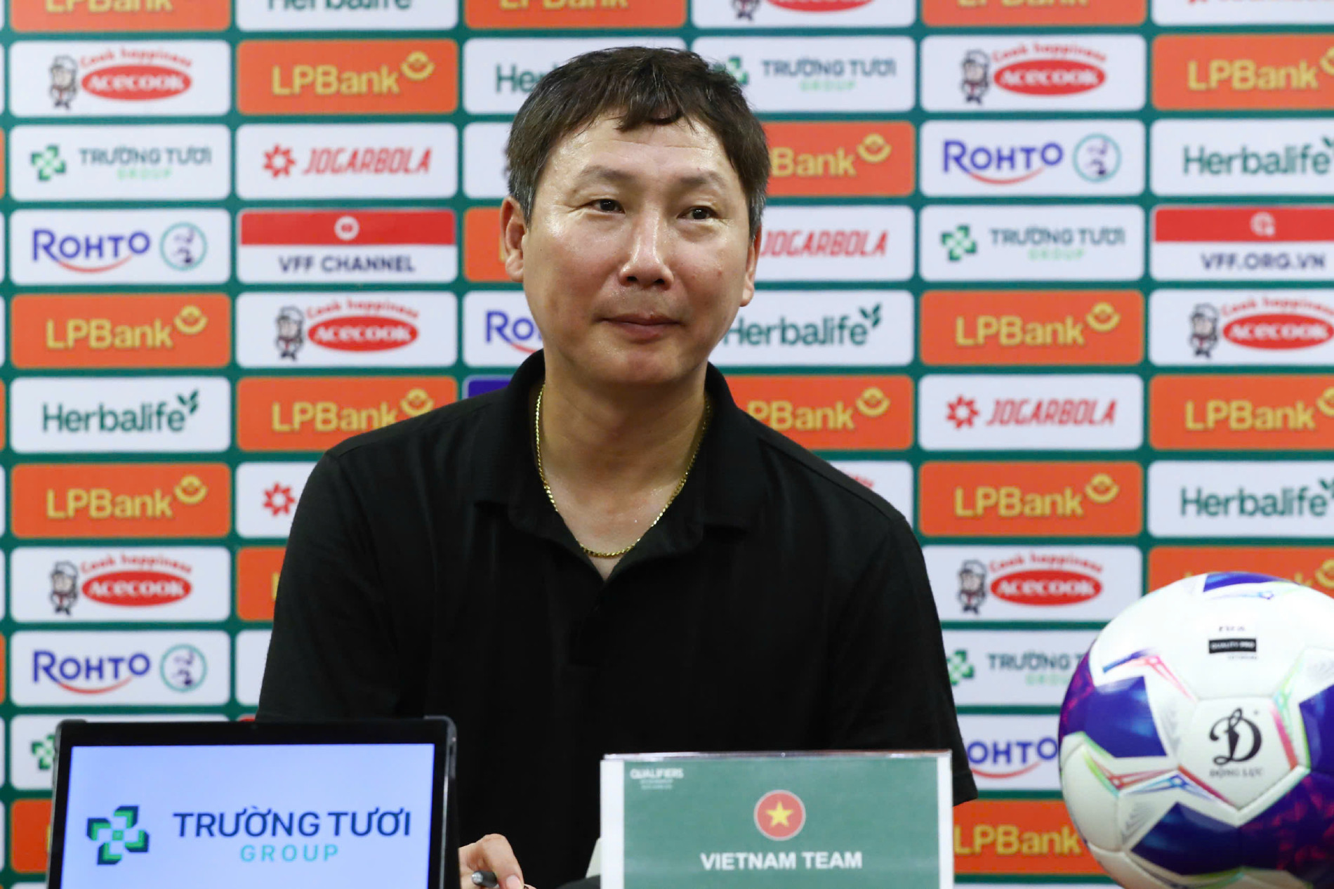 U23 Việt Nam thắng vất vả Singapore, HLV Kim Sang Sik than chân sút tồi